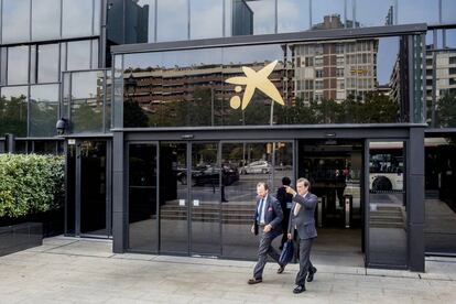 Empleados saliendo de la sede de CaixaBank en Barcelona.