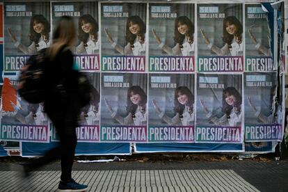 Carteles de propaganda callejera piden por la candidatura presidencial de Cristina Kirchner e invitan a participar el 25 de mayo en el homenaje a su marido, Néstor Kirchner.