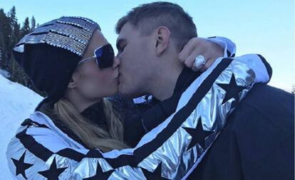 Paris Hilton, con el anillo de compromiso en el dedo, y Chris Zylka.