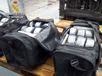 Bolsas de deporte en las que viajaba escondida la cocaína.