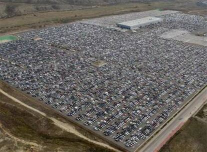 Vista aérea de miles de automóviles sin vender en un gigantesco aparcamiento de la fábrica de Citröen, en Ciempozuelos (Madrid), a finales del año pasado.