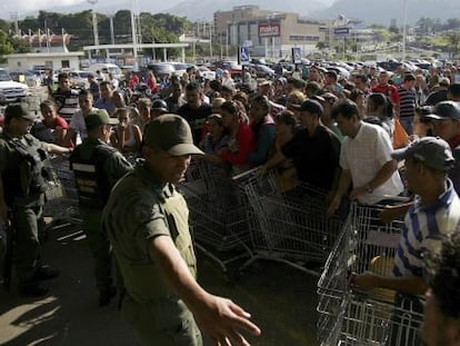 Agentes controlan la entrada de un supermercado en San Cristóbal.