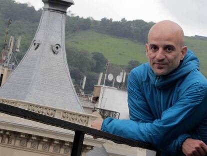 Pedro Bravo en Bilbao antes de firmar ejemplares en un hotel de la villa.