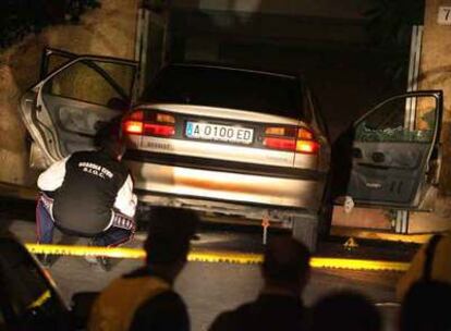 Agentes de la Guardia Civil revisan el coche del alcalde de Polop, poco después de que fuera asesinado, el 19 de octubre de 2007.