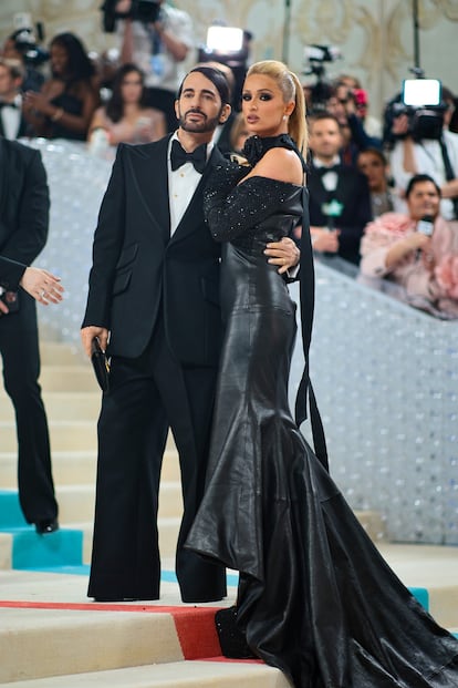 Más comedida de lo habitual y de riguroso negro, Paris Hilton ha acudido a compañada del creador de su vestido, Marc Jacobs.