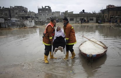 Los equipos de rescate evacúan a una mujer en Jabaliya (Franja de Gaza).