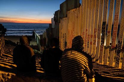 Emigrantes de la caravana centroamericana esperan frente a la frontera entre México y Estados Unidos en las Playas de Tijuana (México), el 14 de noviembre de 2018.