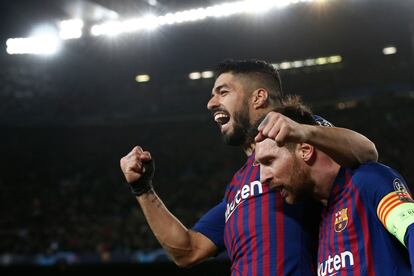 Luis Suárez celebra con Messi un gol del Barça.