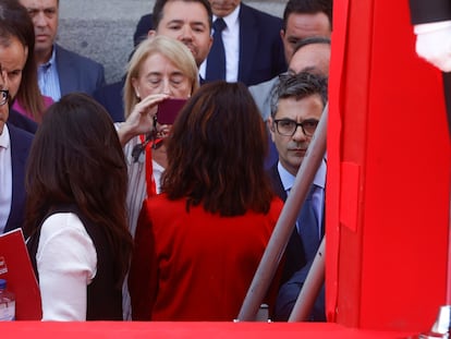 Momento en el que se ha impedido al ministro de Presidencia, Felix Bolaños, subir a la tribuna del acto cívico militar por el Dos de Mayo, Día de la Comunidad de Madrid, en la Puerta del Sol.