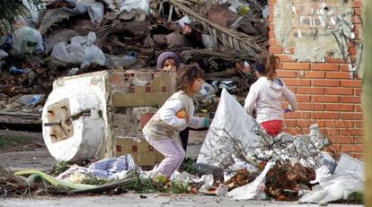 Niños jugando entre escombros en el asentamiento de Bonrepòs i Mirambell