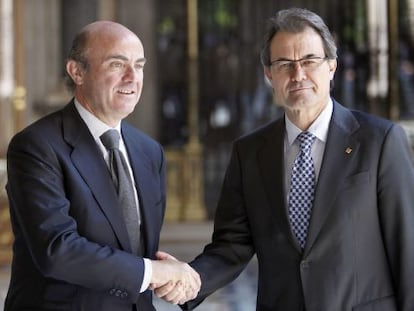 El presidente de la Generalitat de Cataluña, Artur Mas (derecha), saluda al ministro de Economía y Competitividad, Luis de Guindos.