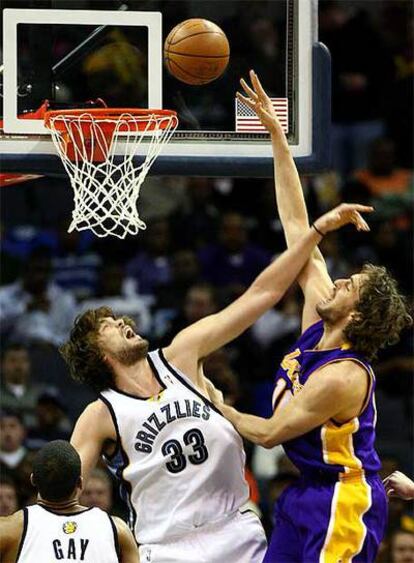 Pau Gasol lanza a canasta ante la oposición de su hermano Marc.