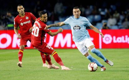 Iago Aspas controla la pelota ante Maksimovic, centrocampista del Getafe.