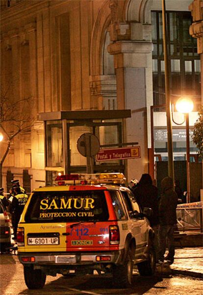 Miembros de los servicios de emergencias, en el Palacio de Comunicaciones, en pleno centro de la capital.