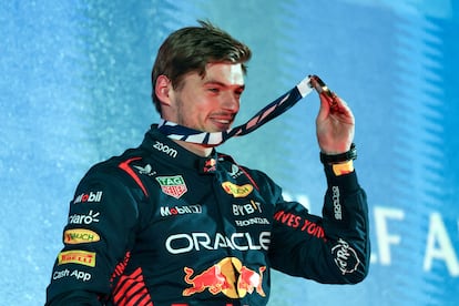 Max Verstappen de Red Bull sujeta la medalla que lo acredita ganador del GP de Baréin.