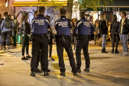 Policía municipales durante una actuación contra el botellón.