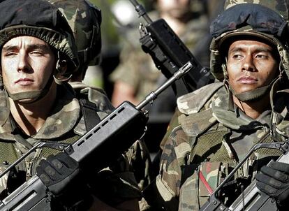 Dos soldados durante el desfile militar del Día de la Fiesta Nacional que presiden hoy los Reyes en Madrid.
