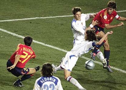 Valerón, en el momento de rematar con la zurda y marcar el gol de España ante Rusia.