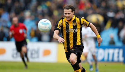 Diego Forl&aacute;n, en un partido con Pe&ntilde;arol. 