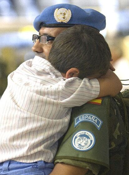Los militares se despidieron de sus familiares en el aeropuerto de Sevilla
