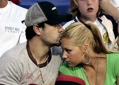 Enrique Iglesias besa en la frente a su novia Anna Kournikova.