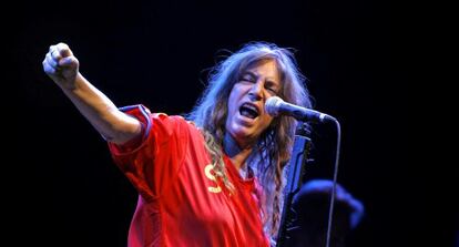 Patti Smith, con la camiseta de 'La roja', durante un concierto en Madrid en julio de 2010.