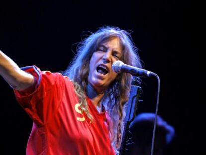 Patti Smith, con la camiseta de 'La roja', durante un concierto en Madrid en julio de 2010.