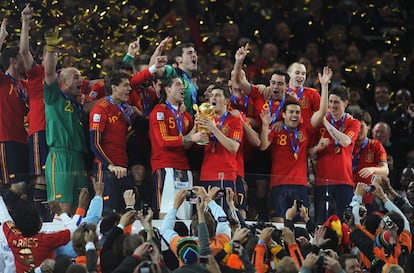 David Villa y Sergio Ramos levantan el trofeo de la Copa Mundial de 2010 con España en Johannesburgo, Sudáfrica.