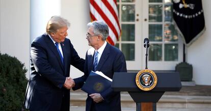 El presidente de EE UU, Donald Trump, saluda al presidente de la Reserva Federal, Jerome Powell, en la Casa Blanca.