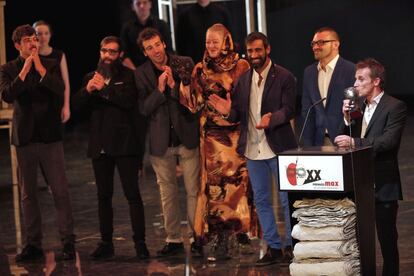 El director Fabrizio Giannini (d) recibe el Premio Max al Mejor Espectáculo Revelación por la obra InTarsi, de la compañia de Circo "eia".