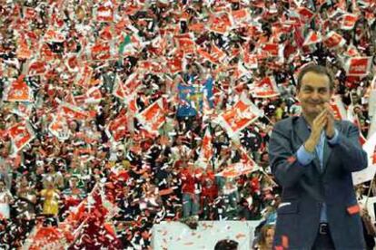 José Luis Rodríguez Zapatero agradece los aplausos que le dedican los asistentes al mitin en el Palacio Vistalegre.