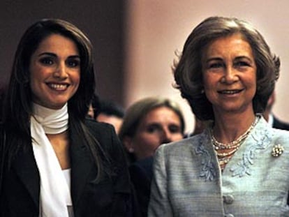 La reina Rania de Jordania y la reina Sofía, ayer, en el Museo de Bellas Artes de Valencia.