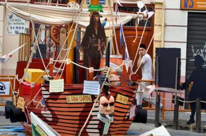 El barco pirata de la falla Arrancapins, premiado por su crítica de la actualidad.