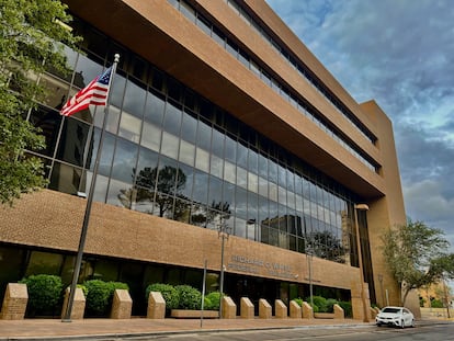 El edificio federal Richard C. White alberga los tribunales de inmigración.