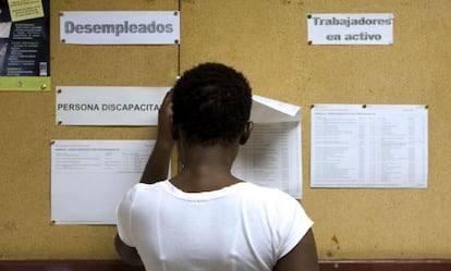Una mujer consulta el tabl&oacute;n de anuncios en una oficina del Instituto Aragon&eacute;s de Empleo (INAEM) en Zaragoza.