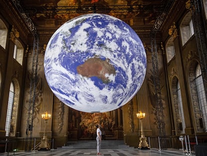 'Gaia', obra del artista Luke Jerram, durante su exhibición en Greenwich, Londres, en 2020.