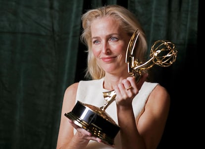 Gillian Anderson posa con el Emmy que ganó por interpretar a Margaret Thatcher en 'The Crown' (septiembre de 2021).