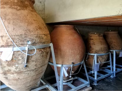 Ánforas de barro para la crianza en Vega Aixalà. “Hemos optado por la crianza en ánfora y en barrica de roble para potenciar la personalidad de cada uno de nuestros vinos, interviniendo lo menos posible”, explican.
