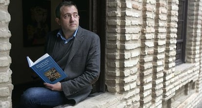 Luis Salas Almela con su libro en C&oacute;rdoba.