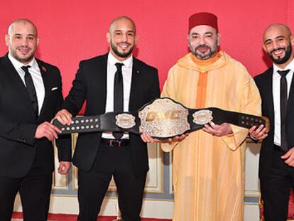 Los hermanos Ottman, Abu Bakr y Omar Azaita (desde la izquierda), con el rey Mohamed VI de Marruecos en abril de 2018.