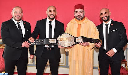 Los hermanos Ottman, Abu Bakr y Omar Azaita (desde la izquierda), con el rey Mohamed VI de Marruecos en abril de 2018.