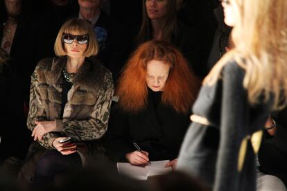 Grace Coddington junto a Anna Wintour en un desfile en 2011