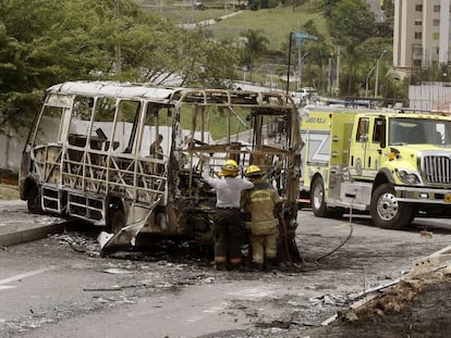 Un autob&uacute;s calcinado por el Clan &Uacute;suga durante el paro armado en Antioquia. 