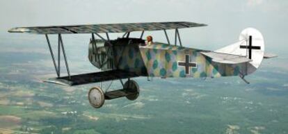 Un Fokker D VII restaurado, en vuelo.