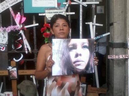 Ana Luisa Garduño sostiene una foto de su hija asesinada.