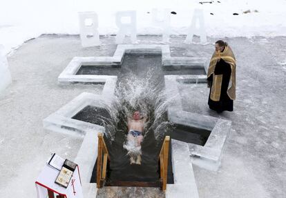 Rito de celebración de la Epifanía ortodoxa en las afueras de Minsk, Bielorrusia.