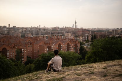 Una persona en el Cerro del Tío Pío, conocido como Parque de las Siete Tetas, a 20 de junio de 2025, en Madrid (España). Alejandro Martínez Vélez / Europa Press