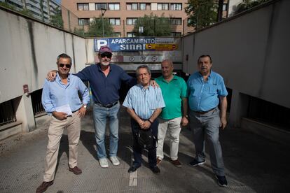 Cinco de los usuarios del parking Sinaí, en el centro de Sevilla.