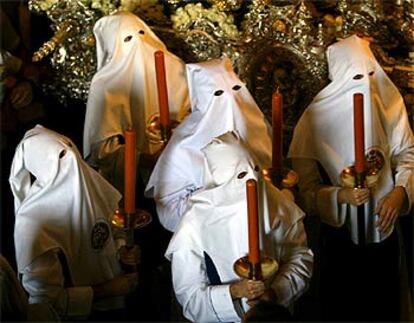 Más de 10.000 nazarenos han participado hoy en las seis grandes procesiones que recorren cada Jueves Santo las calles de Sevilla en la llamada <i>Madrugá</i> de la capital andaluza. Decenas de miles de personas se han congregado para rendir homenaje a estos pasos (la Macarena, el Silencio, el Gran Poder, los Gitanos, la Esperanza de Triana y El Calvario) en Sevilla, y muchos más lo han hecho en el resto de España para contemplar las procesiones que se han celebrado en las ciudades del país.