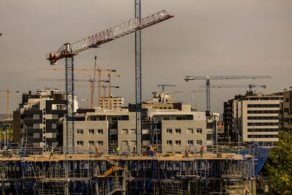 Construcción de viviendas en el barrio del Cañaveral, en Madrid, esta semana.